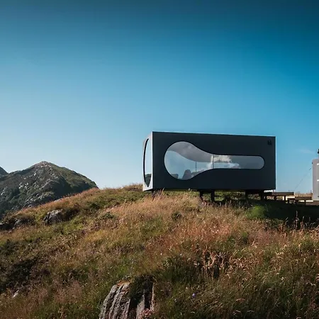 Birdbox Reksta Lodge *