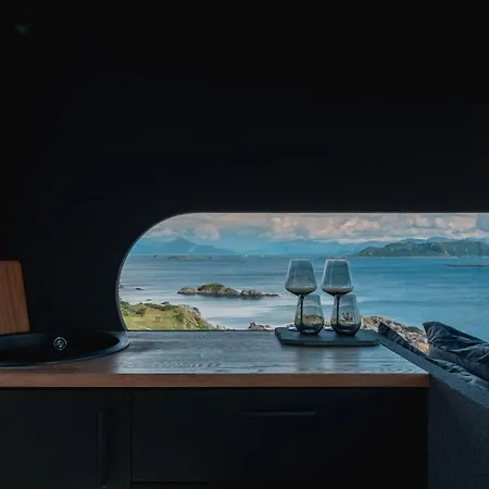 Birdbox Reksta Lodge *