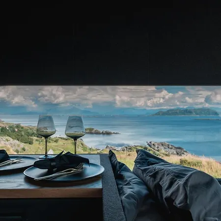 Birdbox Reksta Lodge *