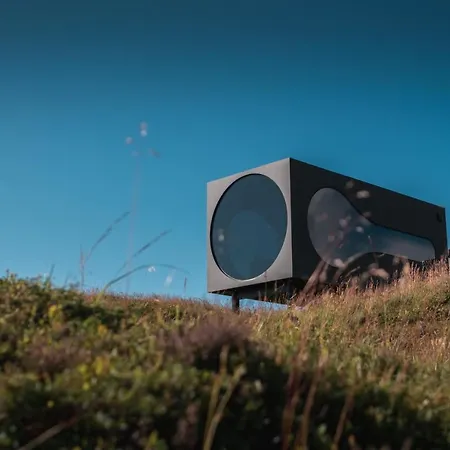 Birdbox Reksta Lodge *