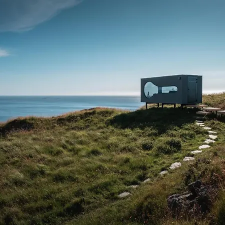 Birdbox Reksta Lodge *